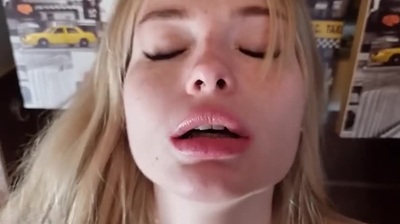 Блондинка с красивыми сиськами в реальном порно до оргазмов