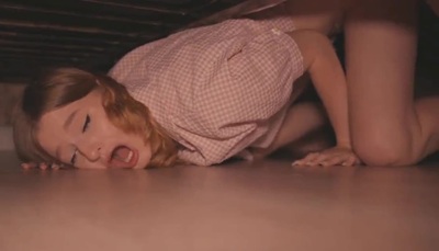 Сводная сестра с сочной задницей застряла под кроватью